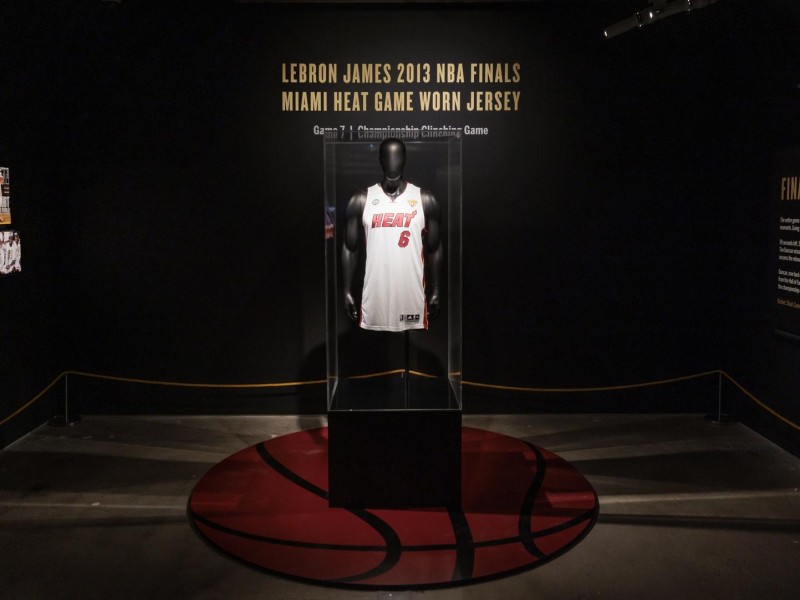 Subastan histórica camiseta de Lebron James