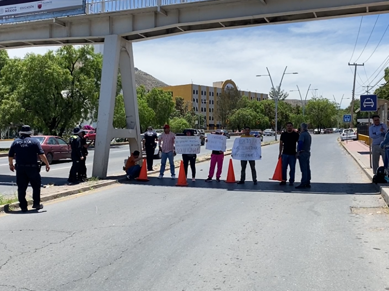 Subdirectores vuelven a tomar bulevar: policía vial los detiene.