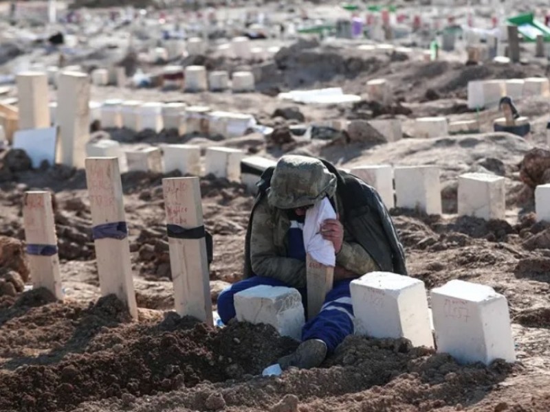 Sube a 25 mil los fallecidos en Siria y Turquía