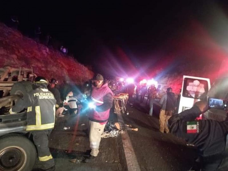 Sube a 8 muertos el saldo de accidente en Azumbilla