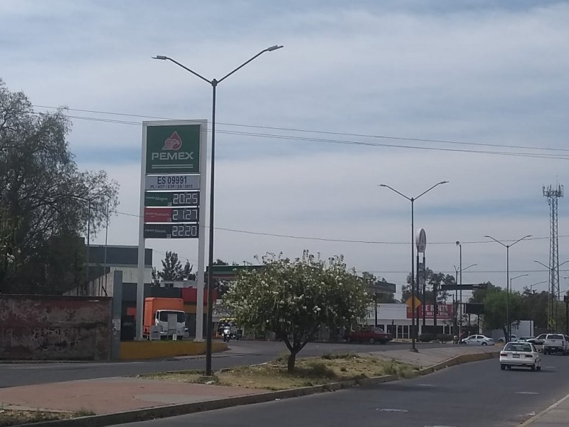 Sube dos pesos precio de gasolina