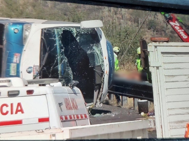 Mueren 18 migrantes tras volcar autobús en Oaxaca