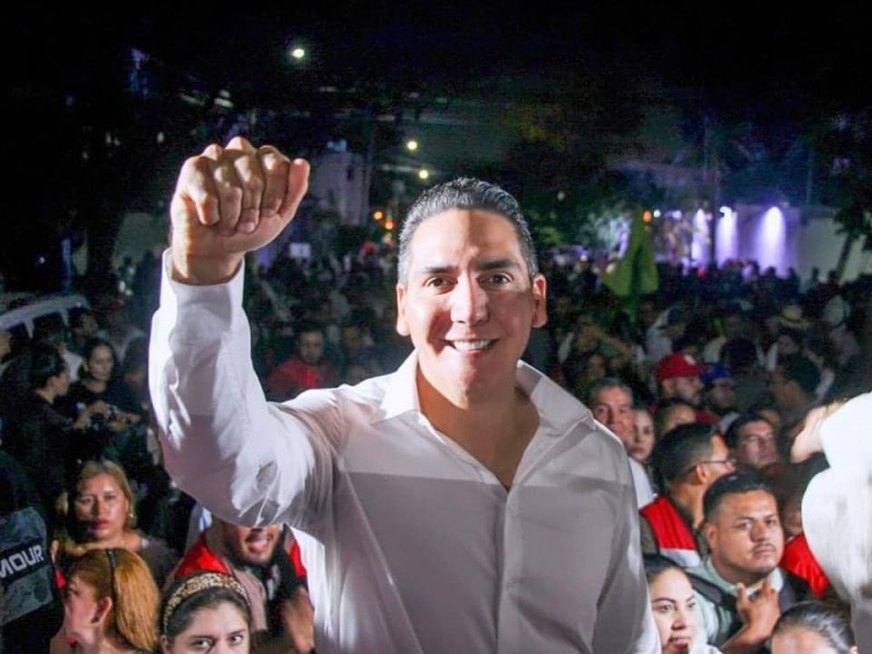 Suben a Héctor Santana a candidato por BADEBA