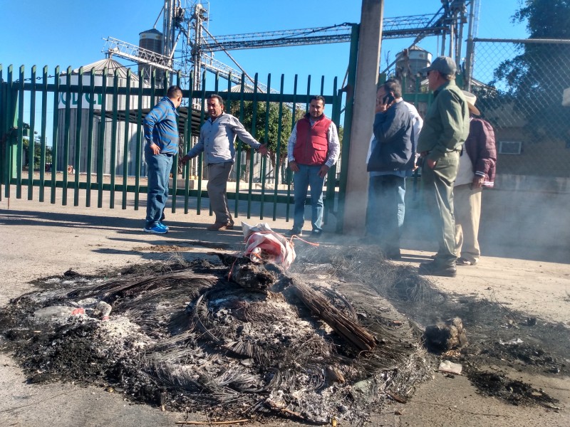 Suben de tono manifestación y JOVA responde