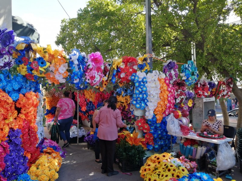 Suben las ventas de flores y coronas de muertos