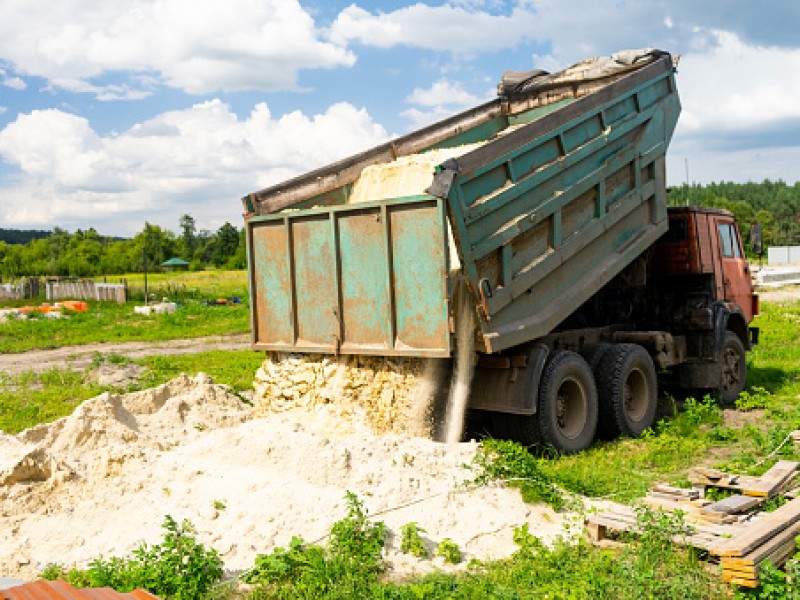 Subirán costo de fletes de materiales pétreos por desabasto