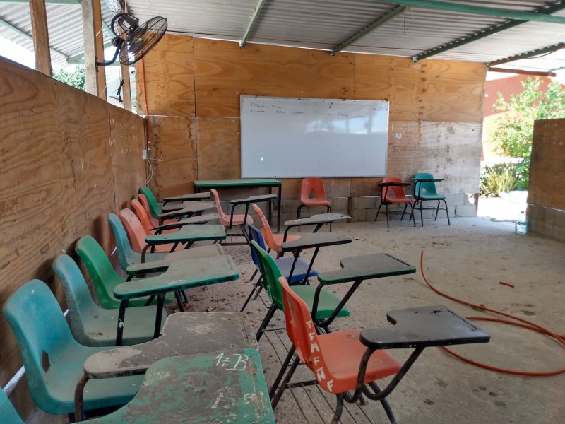 Sucumben instalaciones de escuelas por falta de mantenimiento