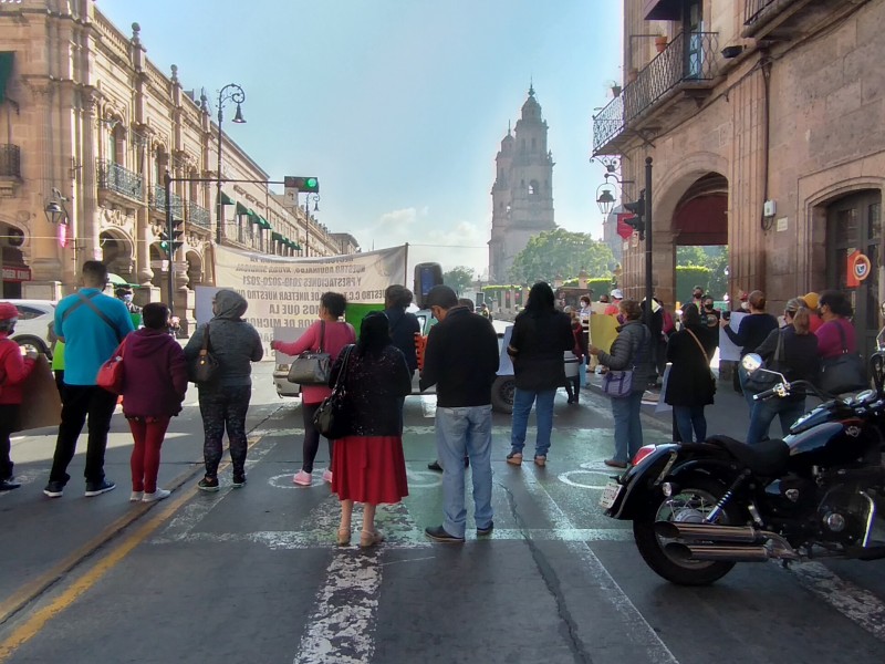 SUEUM protesta por adeudos y bloquea la Madero