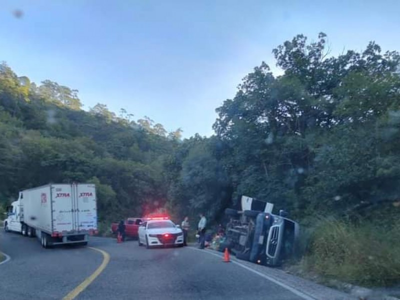 Sufre volcadura urvan en carretera Oaxaca-Istmo