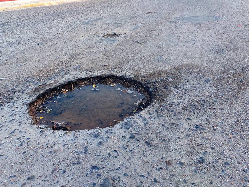 Sufren automovilistas caídas en baches