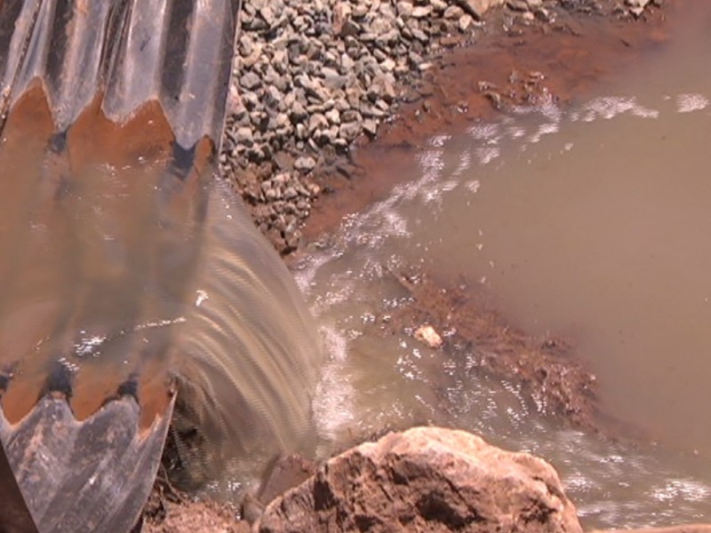 Sufren de aguas negras vecinos de colonia Tecnológica