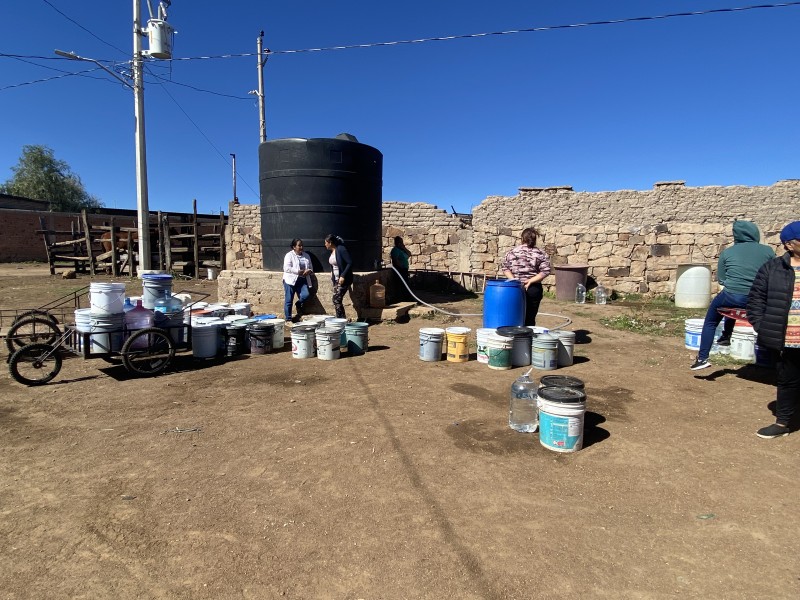 Sufren escasez de agua pobladores del Pino