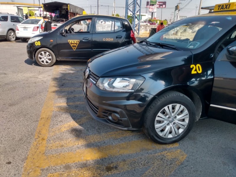 Sufren estragos por nuevo decreto, conductores de taxis poblanos