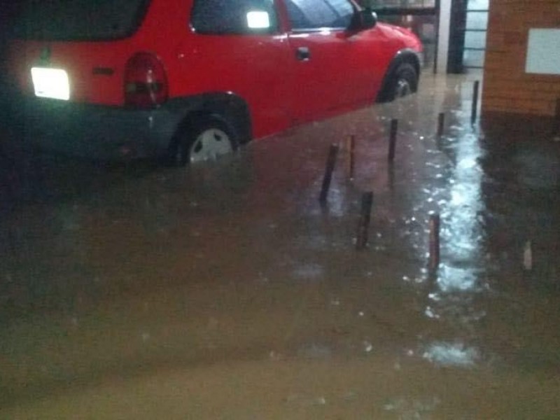 Sufren inundaciones vecinos de fraccionamientos en Amozoc