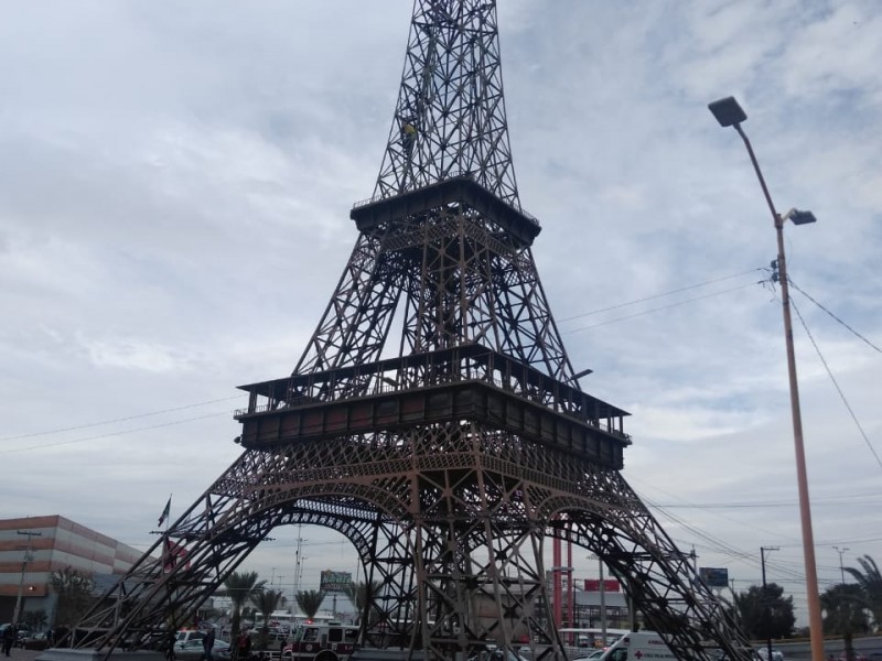 Suicida sube a replica de Torre Eiffel gomezpalatina