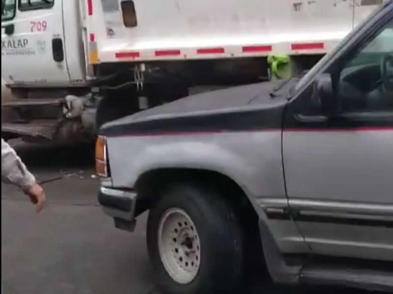 Sujeto alcoholizado causó daños a vehículos estacionados