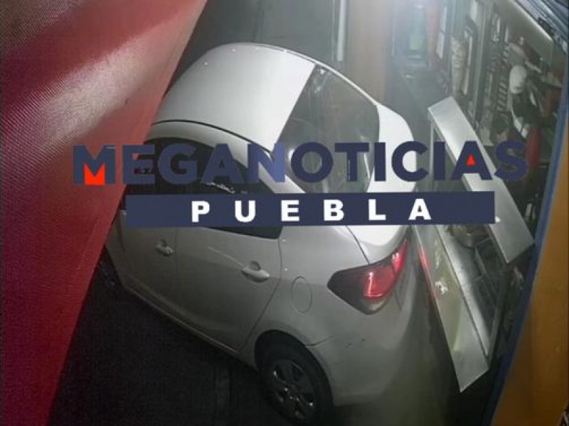 Sujeto estrella su coche en taquería por no venderle alcohol