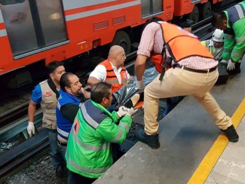 Sujeto mata a policía; lo avienta al Metro