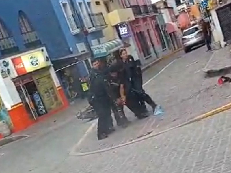 Sujeto robó arma a policía y disparó en el Centro de Tequila