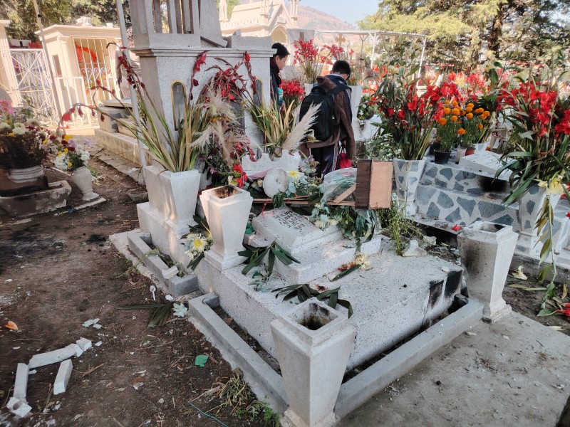 Sujeto vandaliza tumbas del Panteón de Santiago Tlaxomulco en Toluca
