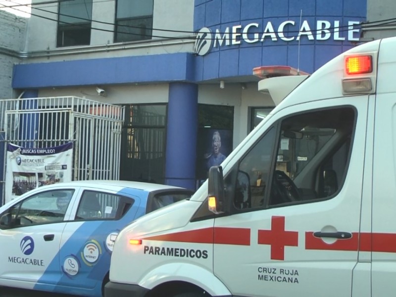 Sujetos armados asaltan oficinas de Megacable
