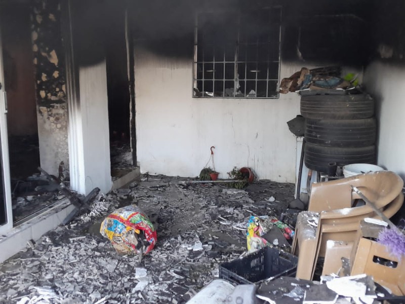 Sujetos armados incendian casa en Santa Fé, Culiacán