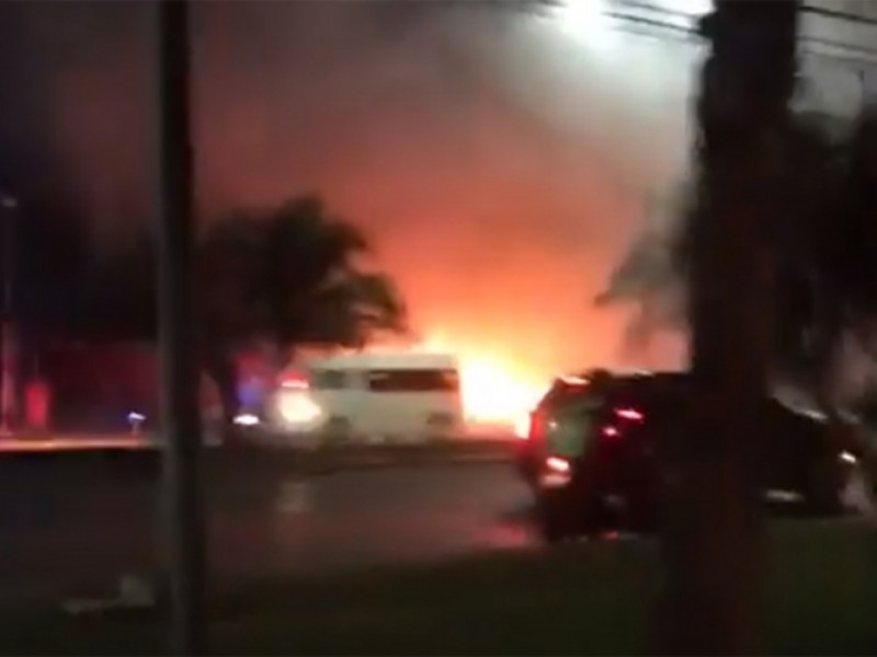 Sujetos armados incendian lote de autos en Cancún