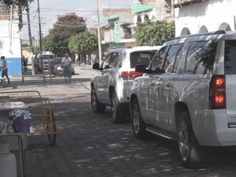 Sujetos armados roban camioneta que escolta a la Alcaldesa