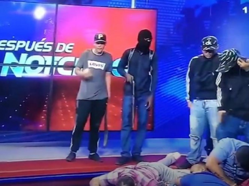 Sujetos armados toman canal de televisión y universidad en Ecuador