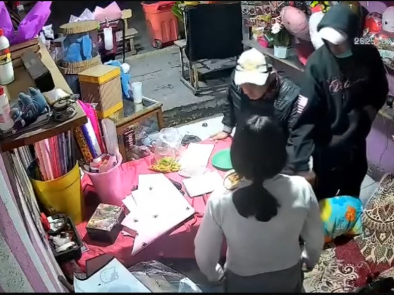 Sujetos asaltan brutalmente florería en Neza
