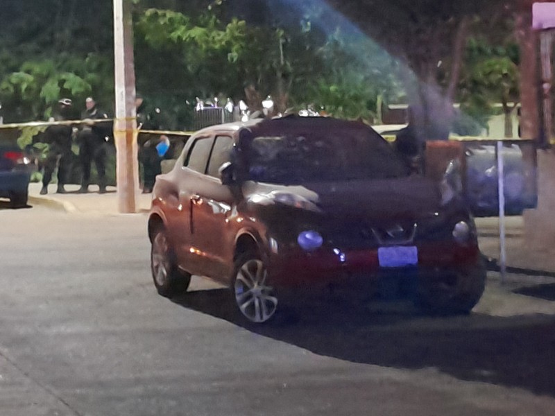 Sujetos atacan a balazos una camioneta en la colonia Agustina Ramírez