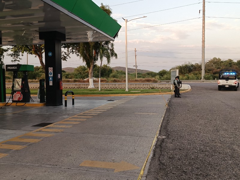 Sujetos atacan a balazos una gasolinera a la salida norte de Culiacán Sujetos atacan a balazos una gasolinera a la salida norte de Culiacán