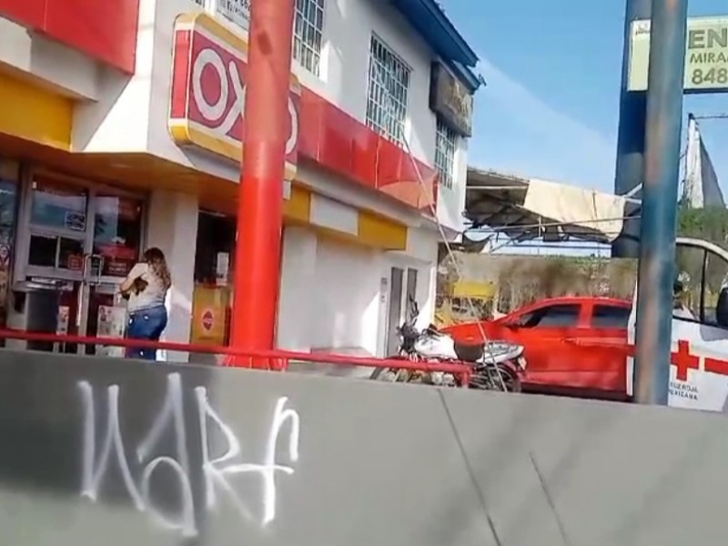 Sujetos con armas de fuego asaltan tienda Oxxo