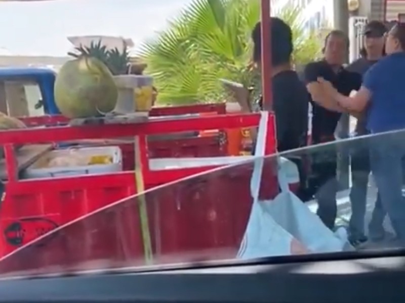 Sujetos golpean a vendedor ambulante y lo dejan inconsciente