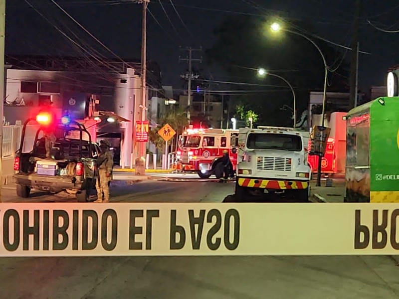 Sujetos incendian un vehículo a la entrada de un colegio