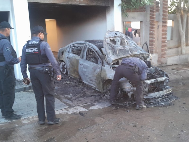 Sujetos incendian una residencia y un automóvil en el fraccionamiento Santa Fe