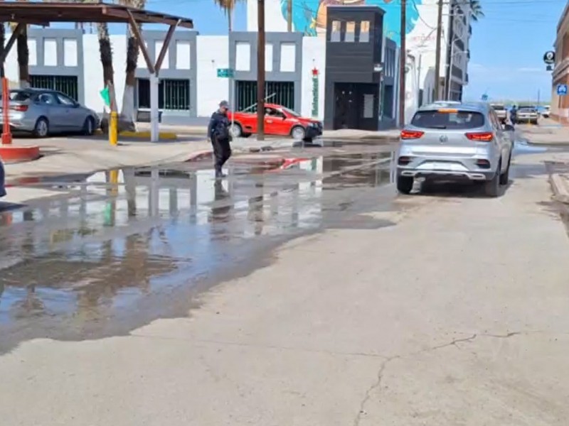 Suma 1 semana fuga de aguas negras en pleno malecón