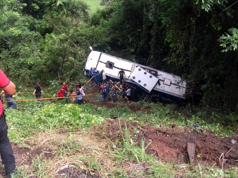 Suman ocho muertos por volcadura de camión