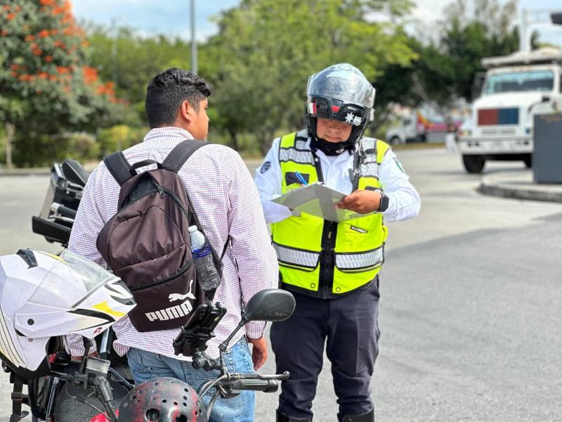 Suma mil 577 multas por invadir carriles confinados
