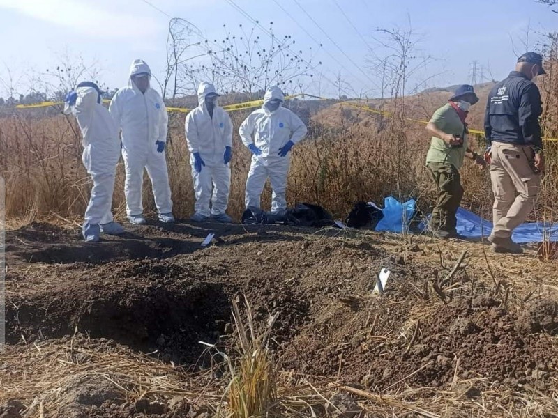 Suman 10 cuerpos encontrados en fosa del Cerro del Cuatro