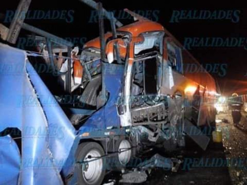 Suman 14 lesionados en accidente