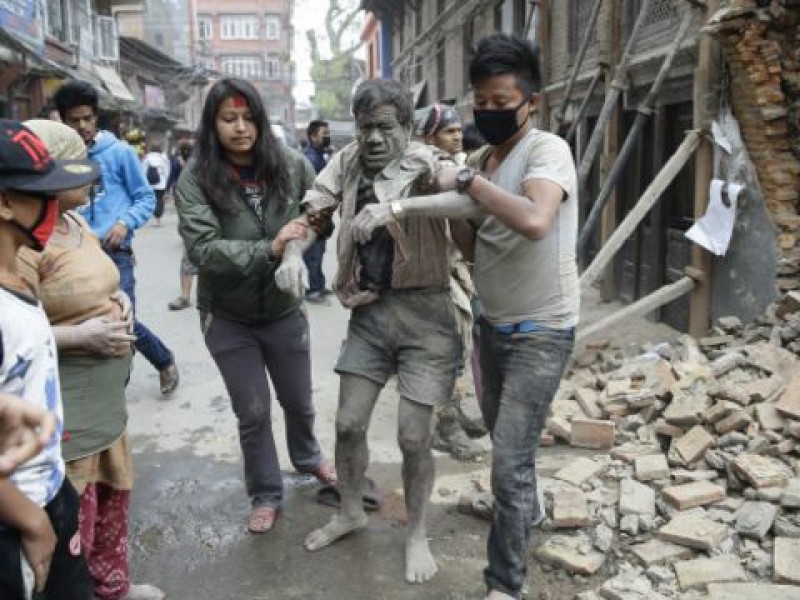 Suman 143 muertos tras sismo Nepal