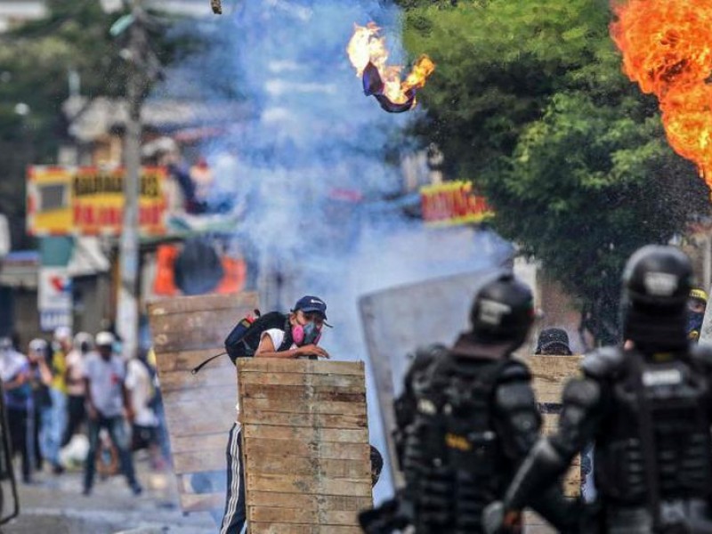 Suman 16 manifestantes fallecidos por represión policiaca en Colombia