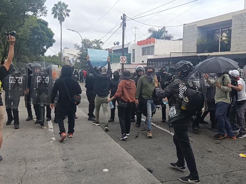 Suman 18 manifestantes liberados tras disturbios frente a Casa Jalisco