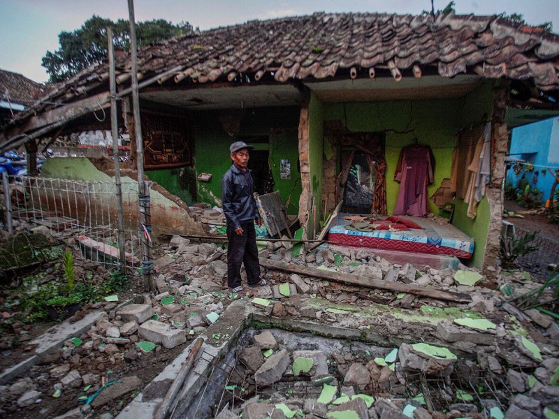 Suman 268 muertos por terremoto en Indonesia