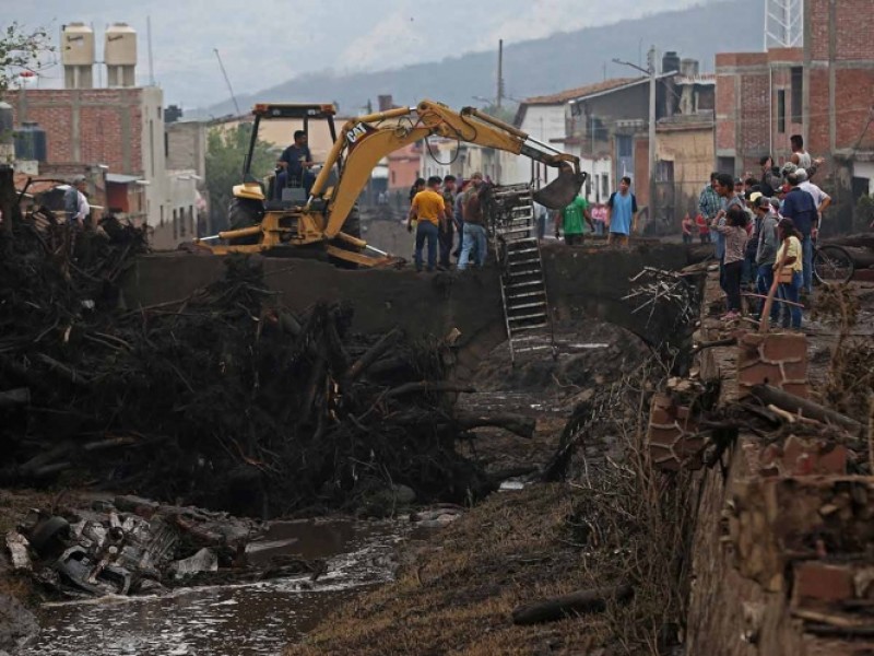 Suman 4 muertos por desbordamiento de río