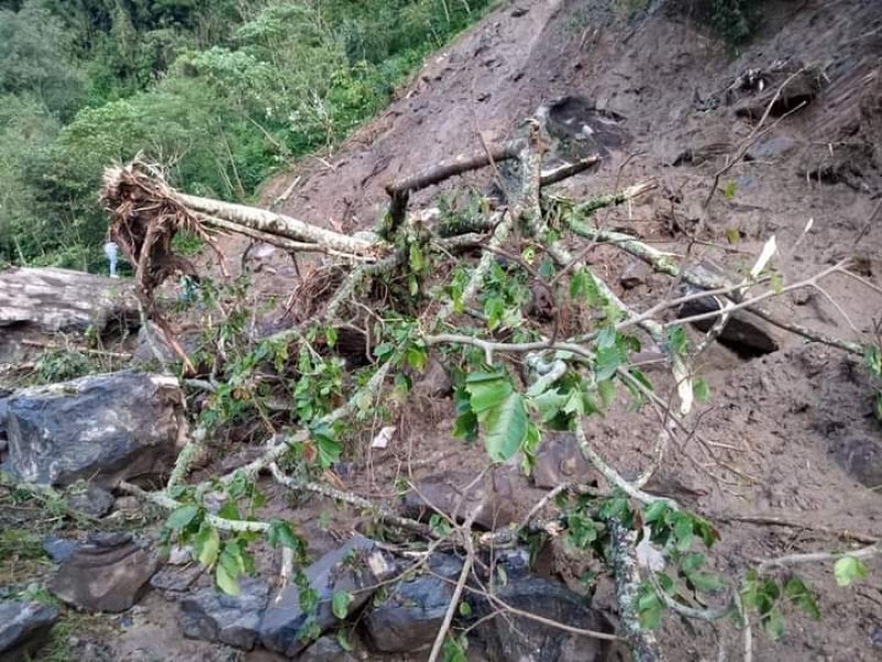 Suman 48 horas incomunicados pobladores de Hermenegildo Galeana tras derrumbe