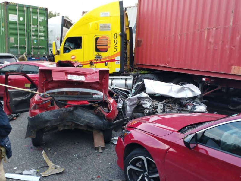 Suman 7 muertos por accidente en la autopista Siglo XXI