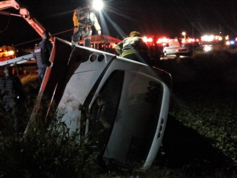 Suman 7 muertos por volcadura de camión