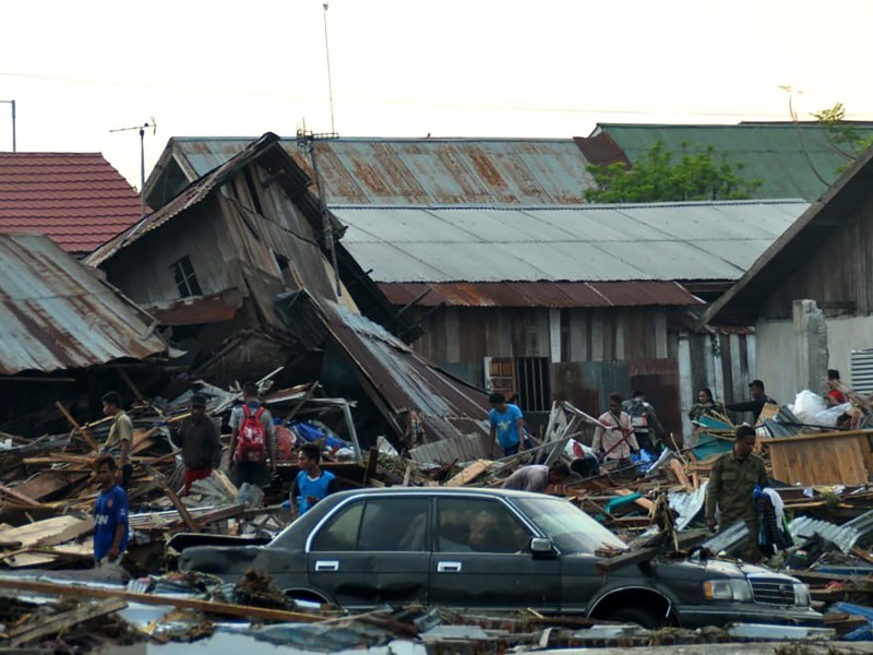 Suman 73 muertos en Indonesia por sismo